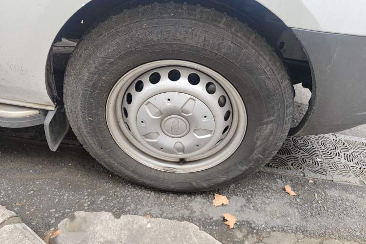 Used Ford Transit 2020 2.0T Diesel Multi-Function Commercial Vehicle Mid-Chassis Low-Roof Design with Dual Rear Doors Meeting China VI Emission Standards