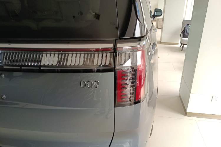 Used Zeekr 009 2024 Six-Seat Executive Version 4WD 108 kWh Right Rear Taillight