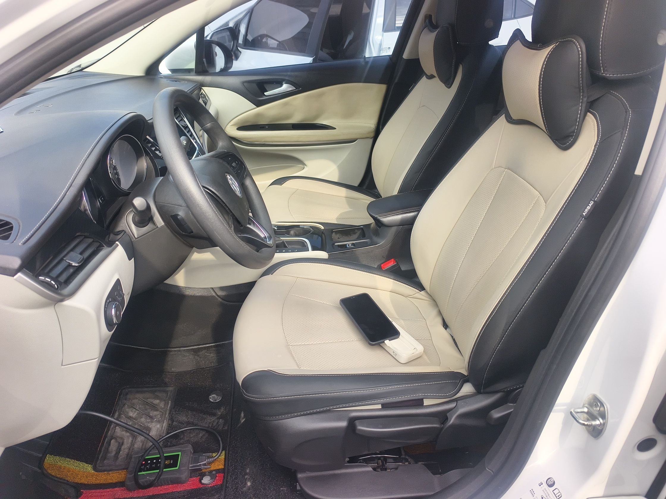 المقاعد الأمامية داخل السيارة