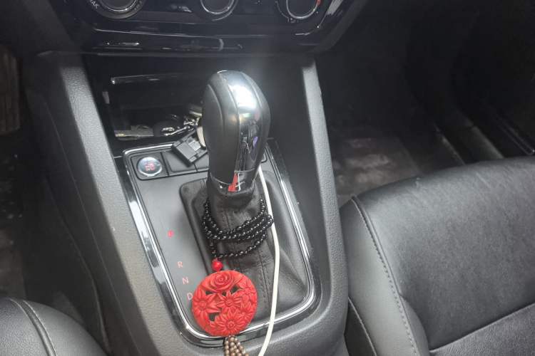 Used Volkswagen Sagitar 2017 1.6L Automatic Comfort Model Gear Lever