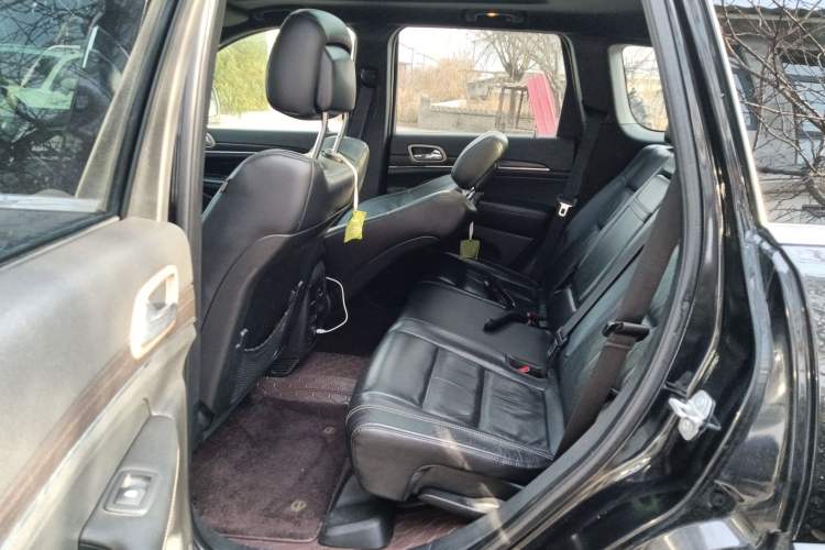 Used Jeep Grand Cherokee 2014 3.0L Comfort Navigation Edition Left Rear Seat