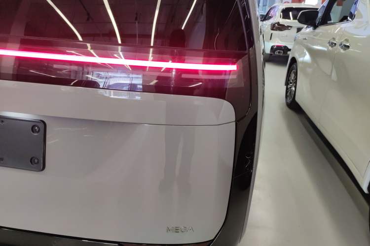 Used Li Auto MEGA 2024 Ultra Model Exterior 3