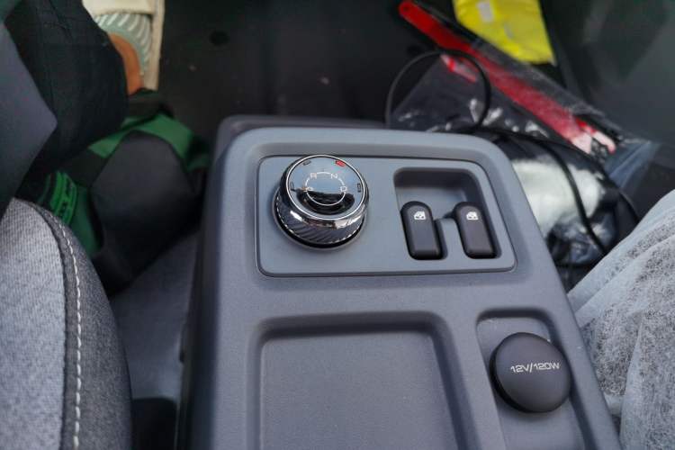 Used Wuling Yangguang 2024 300KM Comfort Version Passenger Van 75kW