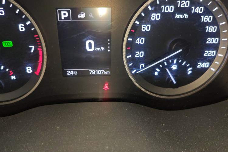 Used Hyundai Tucson 2015 1.6T Dual-Clutch Two-Wheel-Drive Smart Model Odometer Close Up