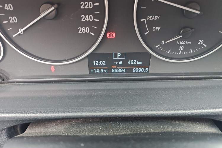 Used BMW 3 Series 2017 320Li Fashion Model Odometer Close Up