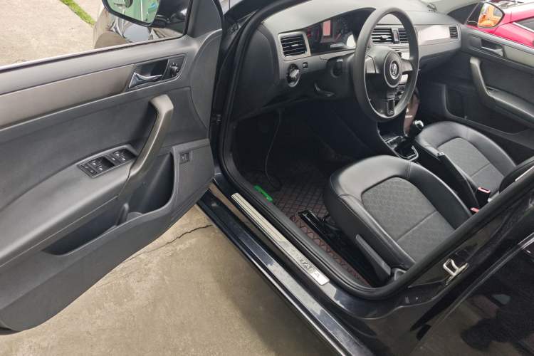 Used Volkswagen Santana 2015 1.6L Manual Comfort Edition Driver Seat