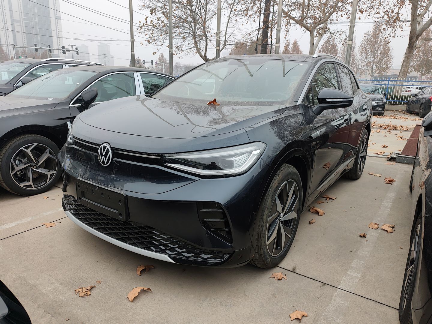 Под передней частью автомобиля