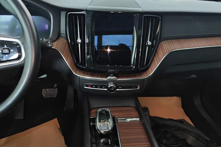 Used Volvo XC60 2022 B5 4x4 Smart Luxury Edition