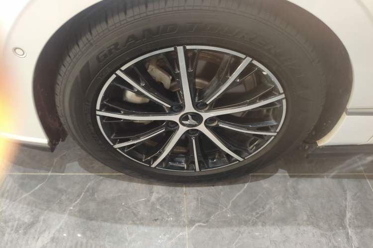 Used VOYAH PASSION 2024 PHEV Four-Wheel Drive Ultra-Long Range Flagship Model Left Front Wheel Hub