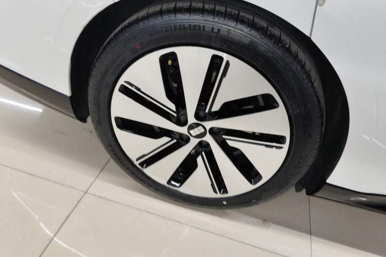 Used Geely Galaxy E8 2024 665 km Range Rear-Drive Starship Long-Range Version
