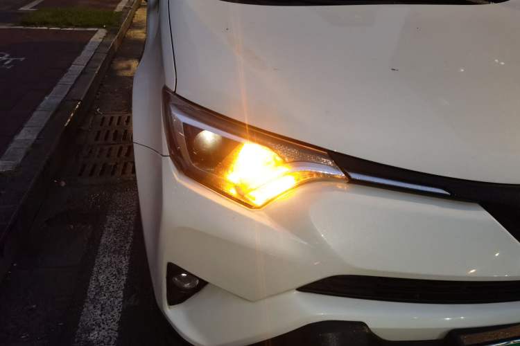 Used Toyota RAV4 2016 2.0L CVT Two-Wheel Drive Fashion Edition China V Standard Right Front Headlight