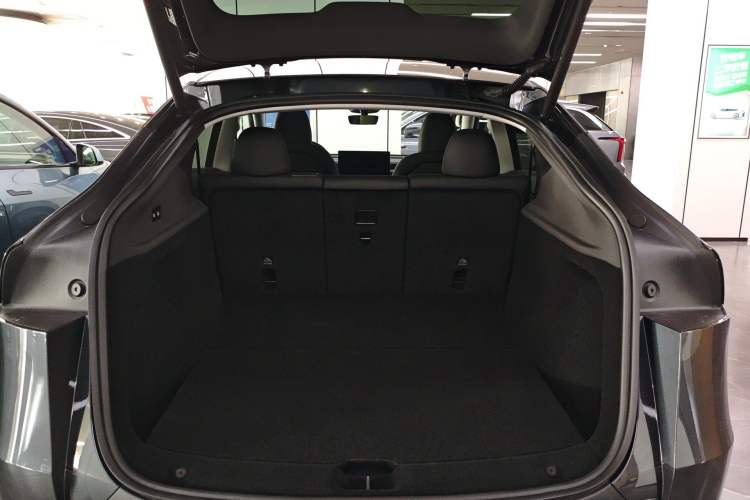 Used Tesla Model Y 2025 Long-Range All-Wheel-Drive Version
