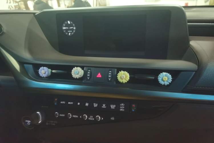 Used Lexus ES 2020 300h Premier Edition Audio And AC Panel