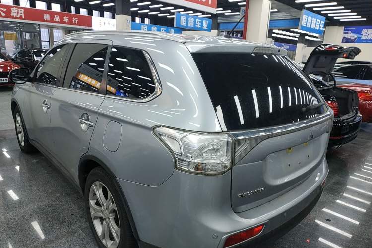 Used Mitsubishi Outlander (Import) 2014 2.4L 4x4 Deluxe Value Edition 7 Seats
