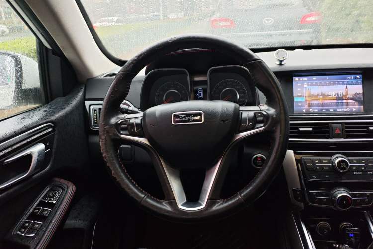 Used Zotye Domy X5 2015 1.5T Manual Luxury Version China IV Standard Steering Wheel
