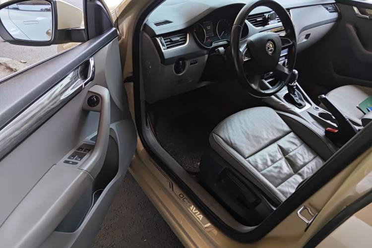 Used Skoda Octavia 2015 1.6L Automatic Yijun Edition Driver Seat