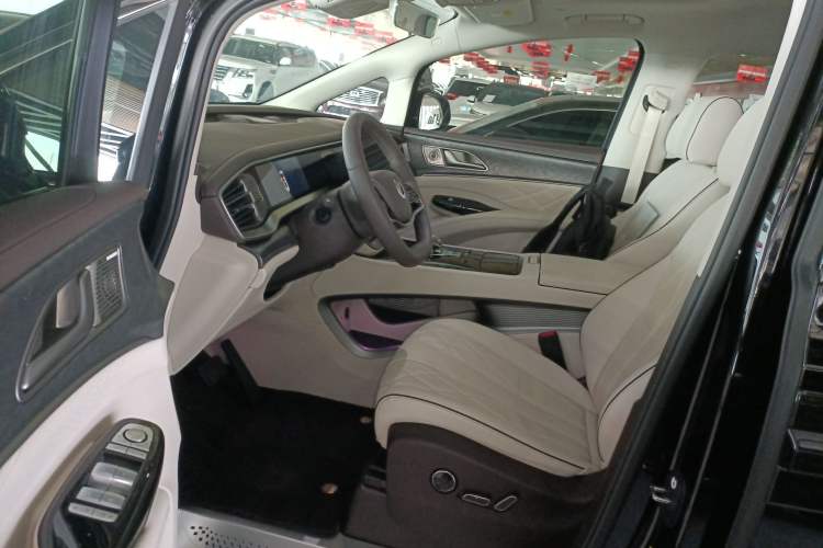 Used Denza D9 2024 DM-i 1050 Luxury Model
