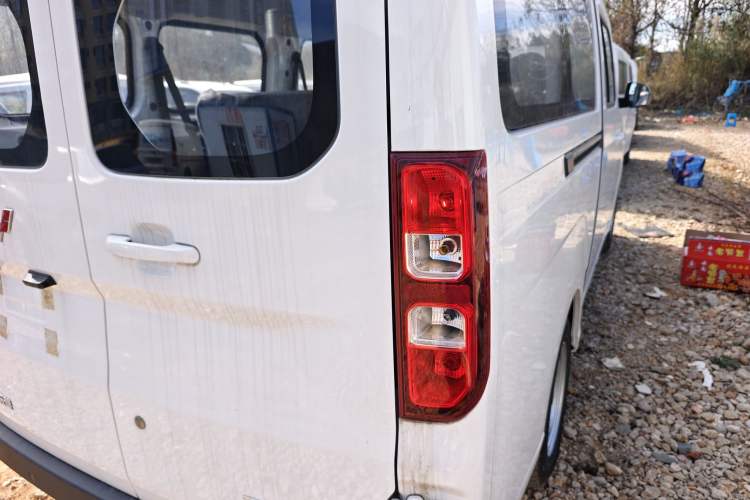 Used Wuling Yangguang 2024 300KM Comfort Version Passenger Van 75kW