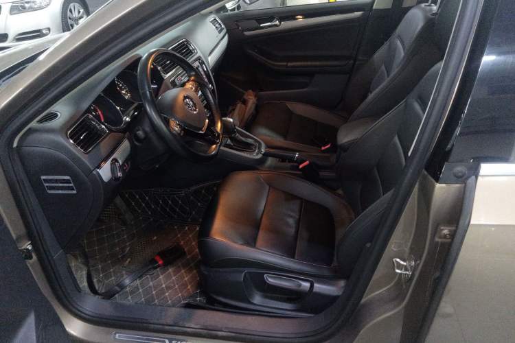 Used Volkswagen Sagitar 2017 230TSI Automatic Comfort Version
