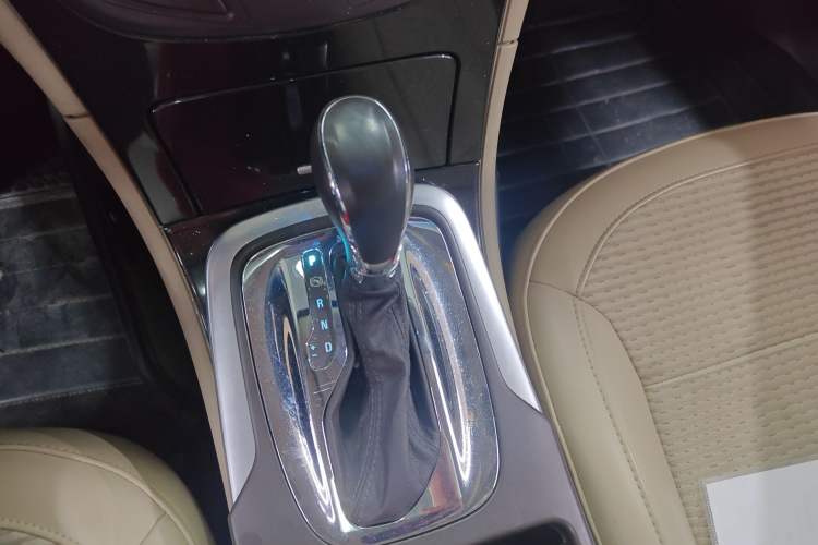 Used Buick Regal 2015 2.0L Leading Fashion Edition Gear Lever