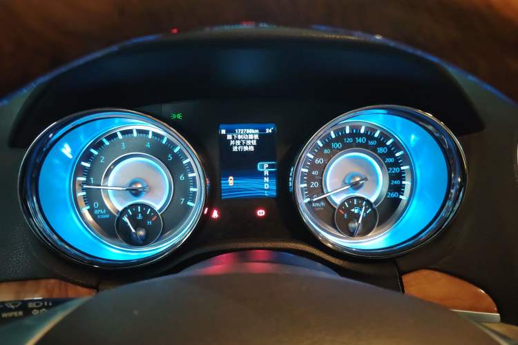 Used Chrysler 300C 2013 3.6L Luxury Edition