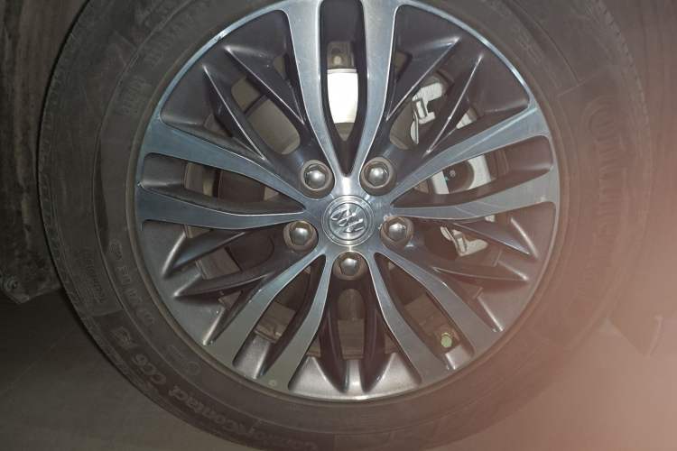 Used Buick GL8 2022 ES Landtrek 653T Comfort Edition Right Front Wheel Hub