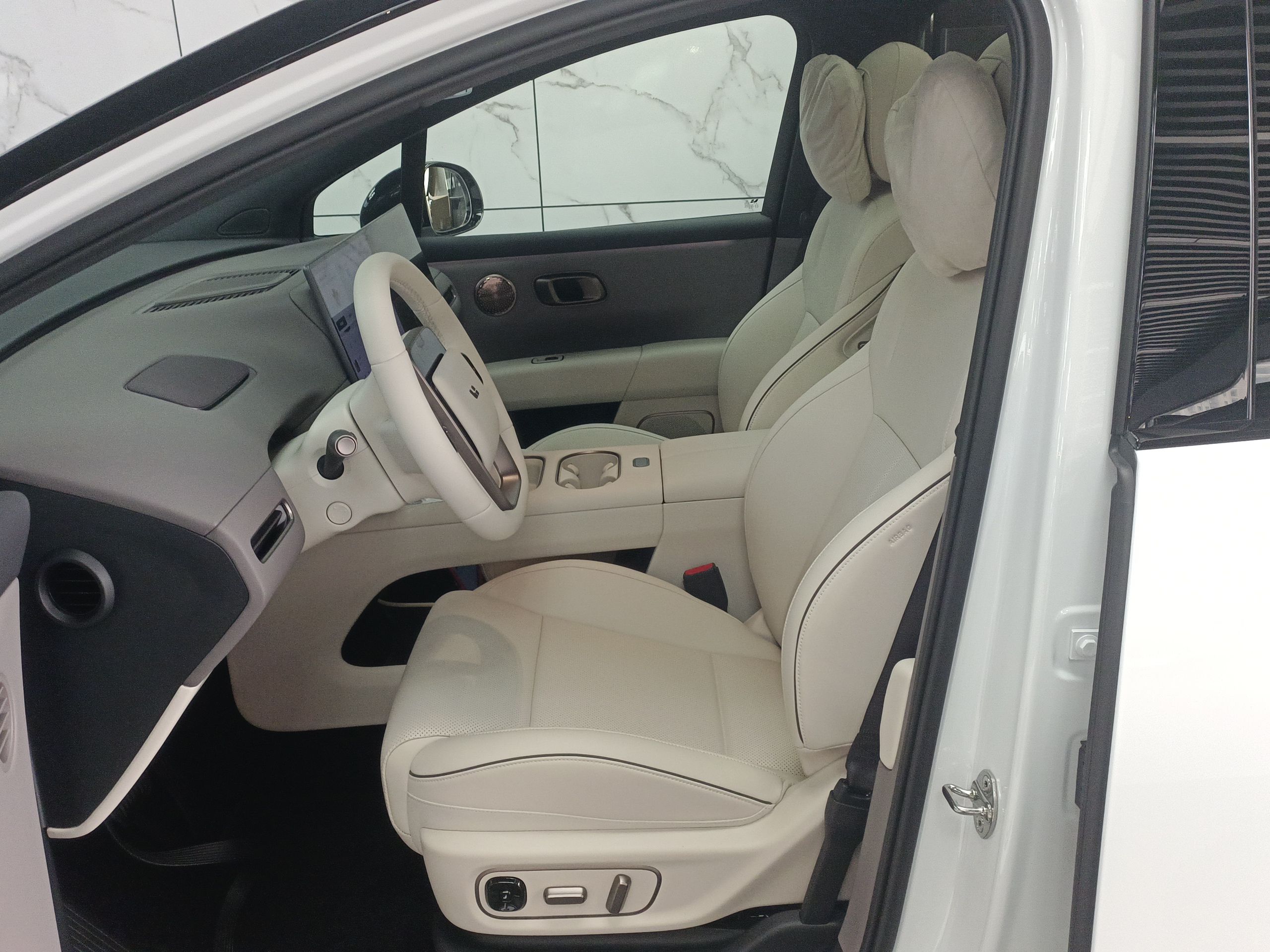 المقاعد الأمامية داخل السيارة