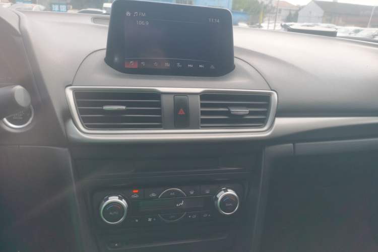 Used Mazda 3 Axela 2019 Cloud-Controlled Sedan 1.5L Automatic Luxury Model China VI Standard Audio And AC Panel