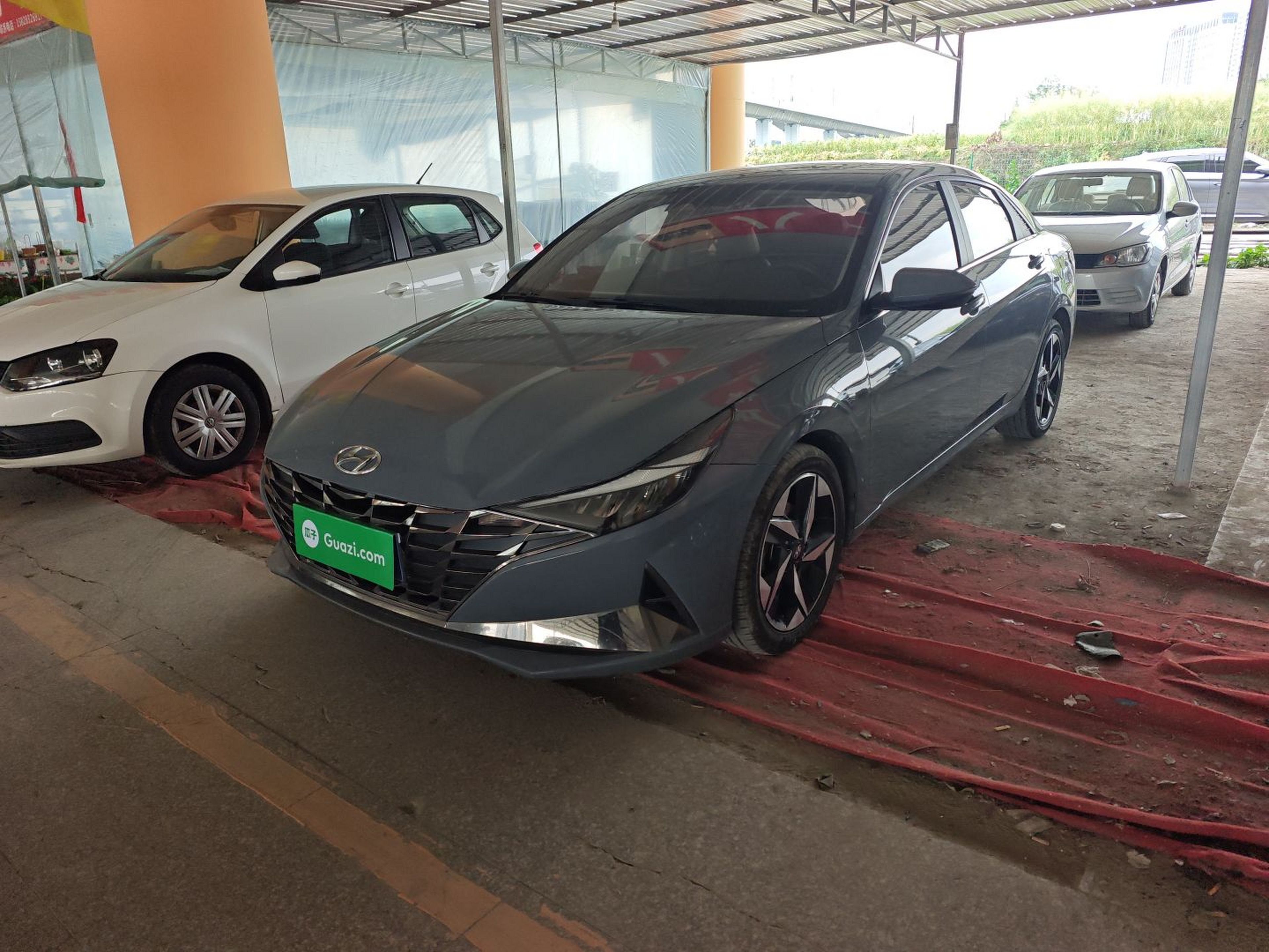 Под передней частью автомобиля