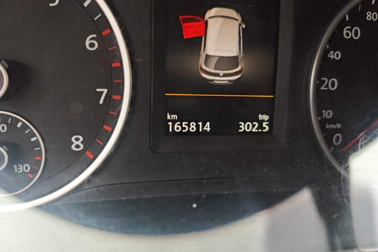 Used Volkswagen Tiguan 2015 1.8TSI Automatic Two-Wheel Drive Luxury Model Odometer Close Up