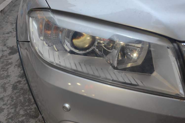 Used Haval H6 2014 Sport Version 1.5T Manual Two-Wheel Drive Elite Edition Right Front Headlight