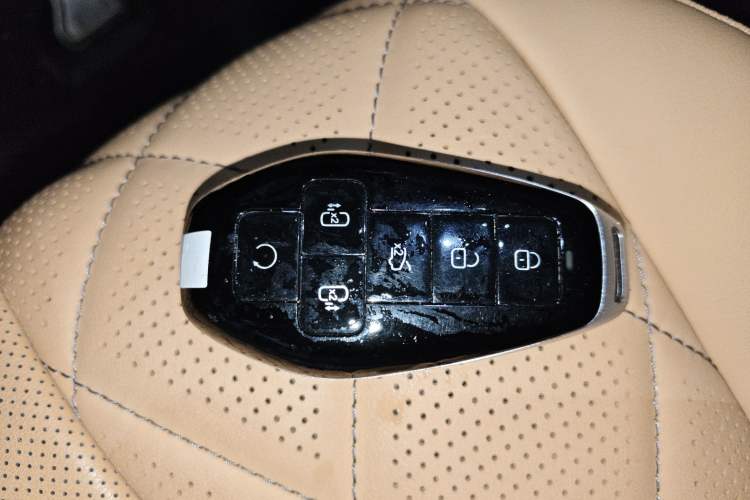 Used Denza D9 2025 DM-i Intelligent Drive 1020 Four-Wheel Drive Prestige Model Vehicle Key