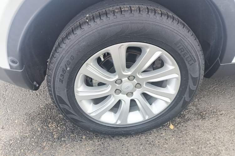 Used Land Rover Discovery Sport 2019 240 PS SE Version China V Standard Right Rear Wheel Hub