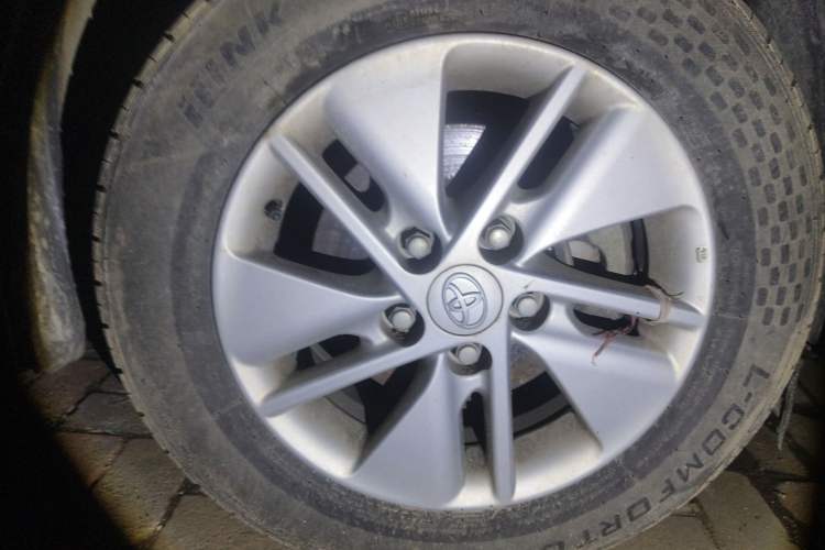 Used Toyota Corolla 2014 1.6L CVT GL Right Front Wheel Hub
