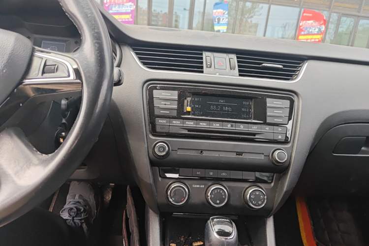 Used Skoda Octavia 2016 1.6L Automatic Smart Drive Edition Audio And AC Panel