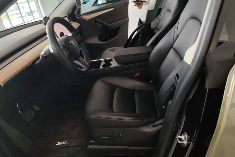 Used Tesla Model Y 2022 Long-Range All-Wheel-Drive Version
