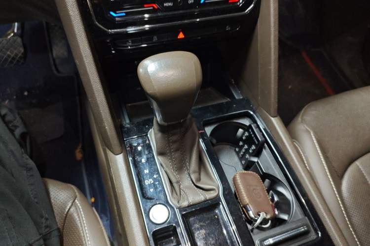 Used Volkswagen Viloran 2020 330TSI Luxury Edition Gear Lever