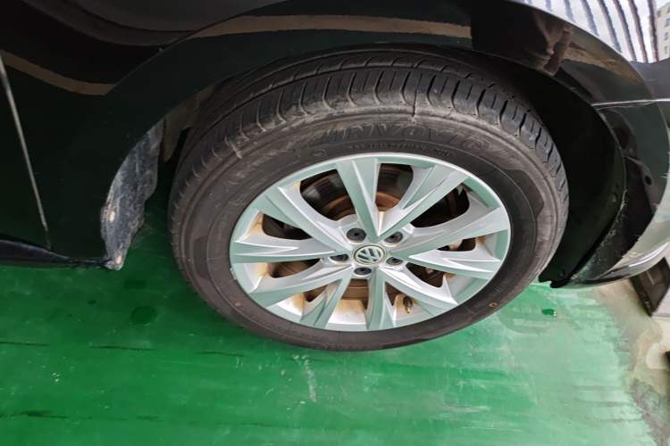 Used Volkswagen Lavida 2015 1.6L Automatic Comfort Edition Right Front Wheel Hub