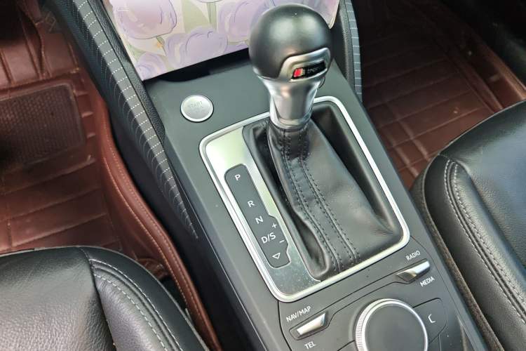 Used Audi Q2L 2020 35 TFSI Fashionable and Elegant Model Gear Lever