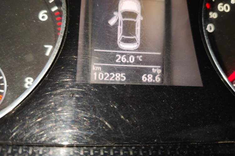 Used Volkswagen Magotan 2012 1.8TSI Comfort Model Odometer Close Up