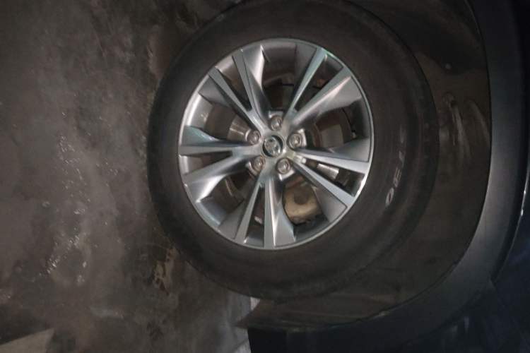 Used Toyota Highlander 2018 2.0T Two-Wheel Drive Elite Edition 5 Seats Emission Standard China V Right Front Wheel Hub