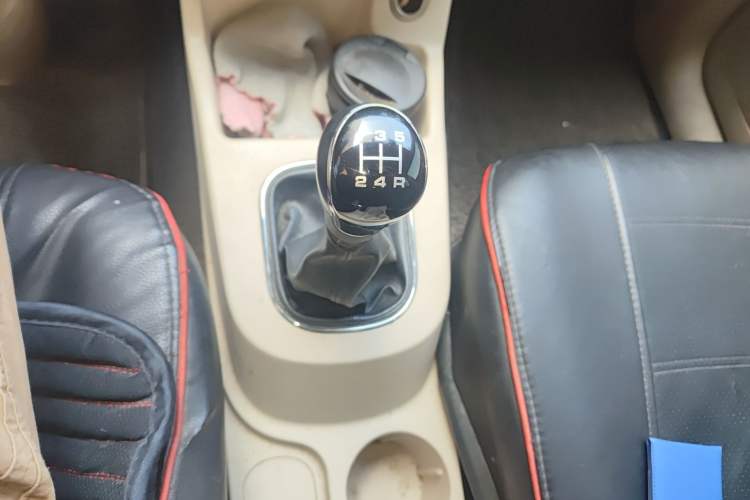 Used Dongfeng Fengon 360 2015 1.5L Manual Comfort II 7-Seater Gear Lever