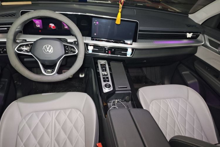 Used Volkswagen Tavendor 2024 380TSI All-Wheel-Drive R-Line Cruise Premium Edition Center Console