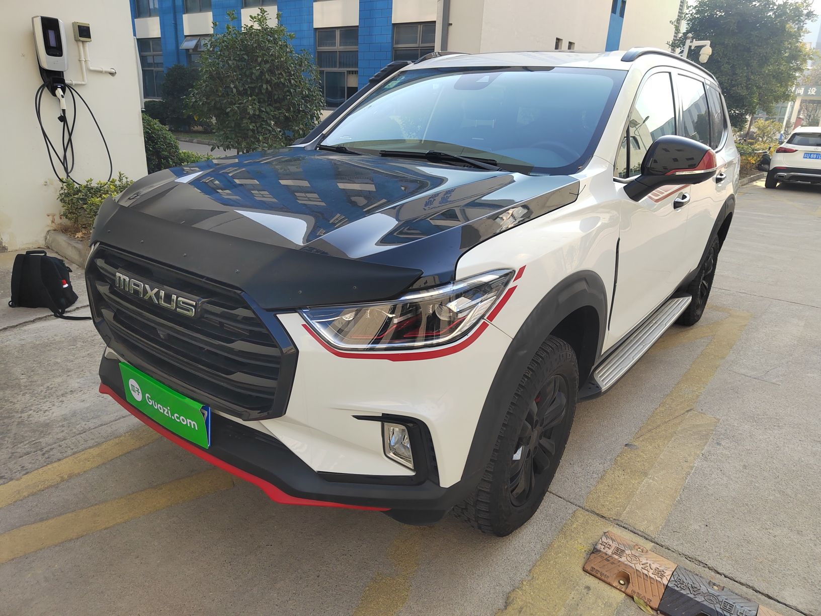 تحت مقدمة السيارة