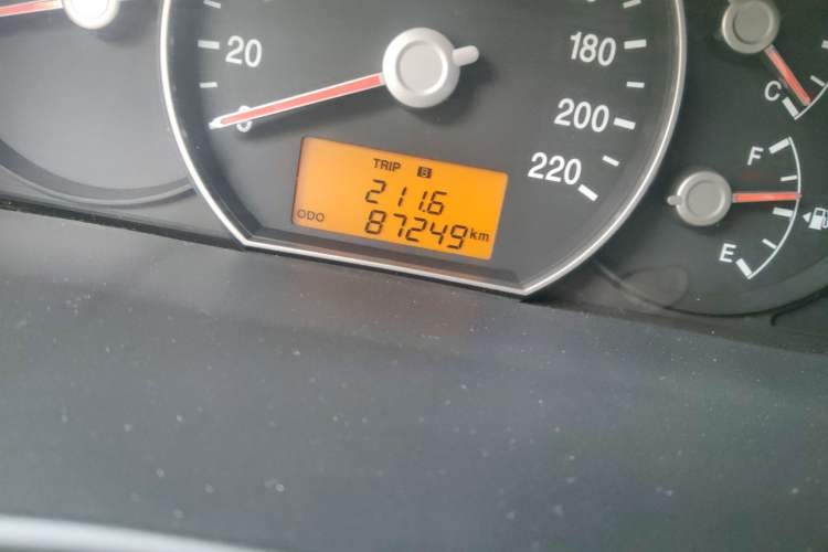 Used Kia Carens 2011 1.6L 5-Seater Manual Luxury Edition Odometer Close Up