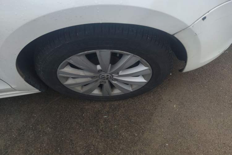 Used Volkswagen Sagitar 2014 1.6L Automatic Comfort Model Right Front Wheel Hub