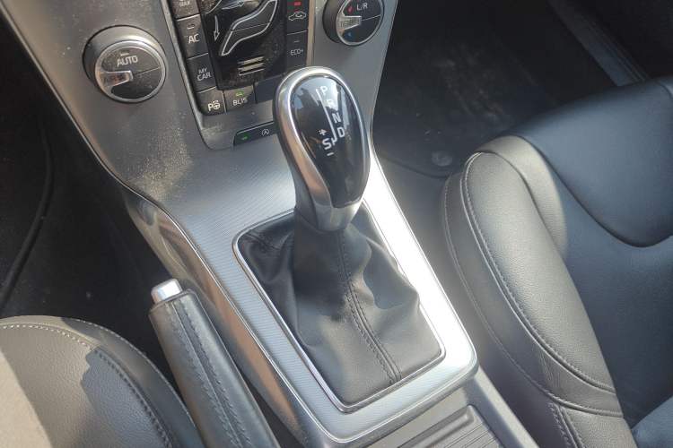 Used Volvo V40 2017 T4 Smart Luxury Edition Gear Lever
