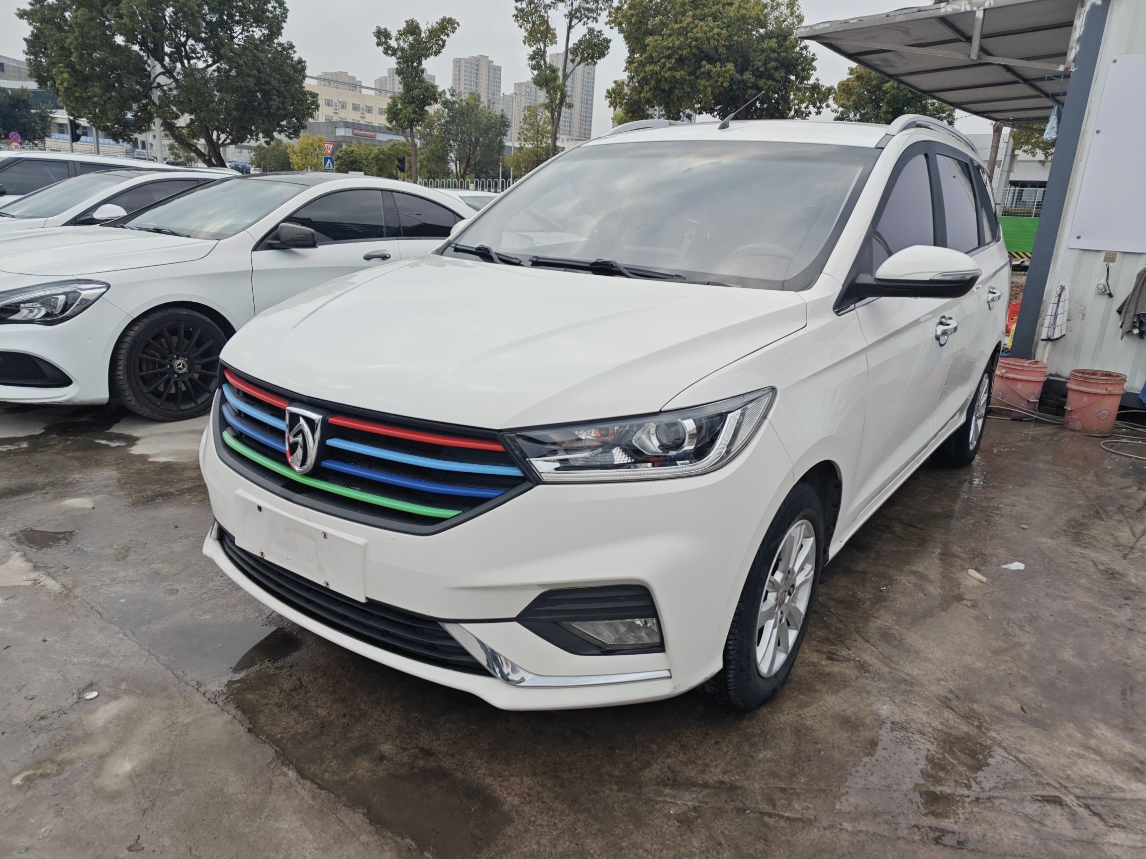 Под передней частью автомобиля