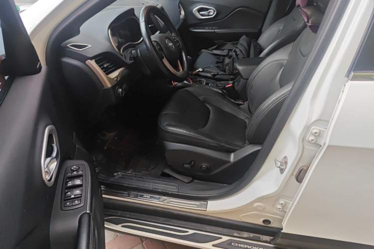 Used Jeep Cherokee 2017 2.4L Leading Smart Edition
