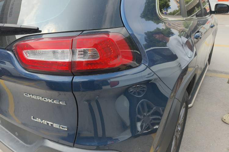 Used Jeep Cherokee 2020 2.0L Two-Wheel Drive Classic Sports Edition